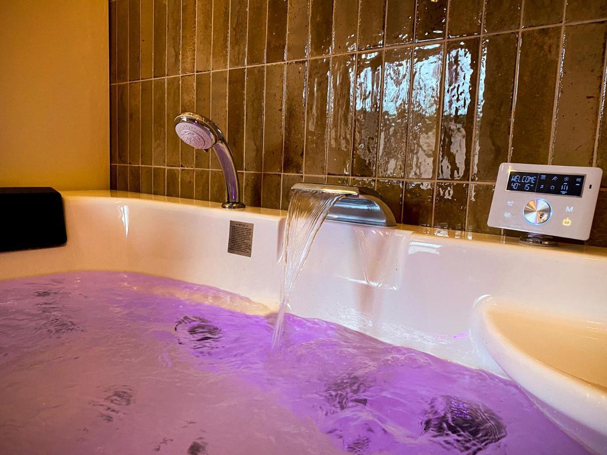 Love Room Suite Bali - Auray En Bretagne Brech Bagian luar foto